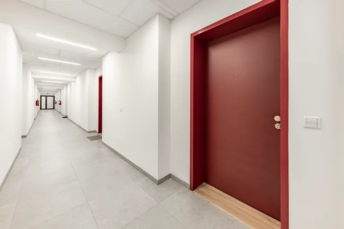 Přístup ke vstupu do bytu ze společné chodby.