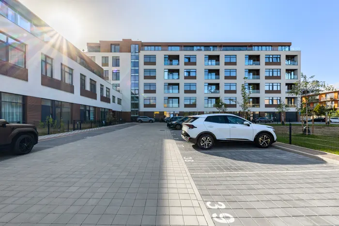 Pohled na budovu Rezidence Mechanika a její vnitroblok.