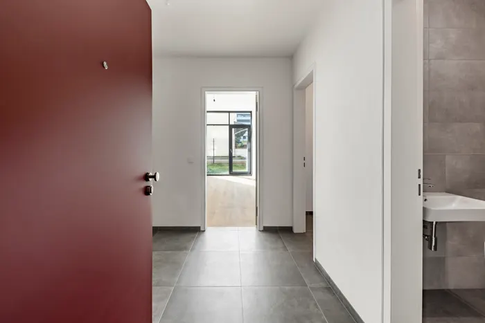 Pohled od vstupních dveří směrem do interiéru.